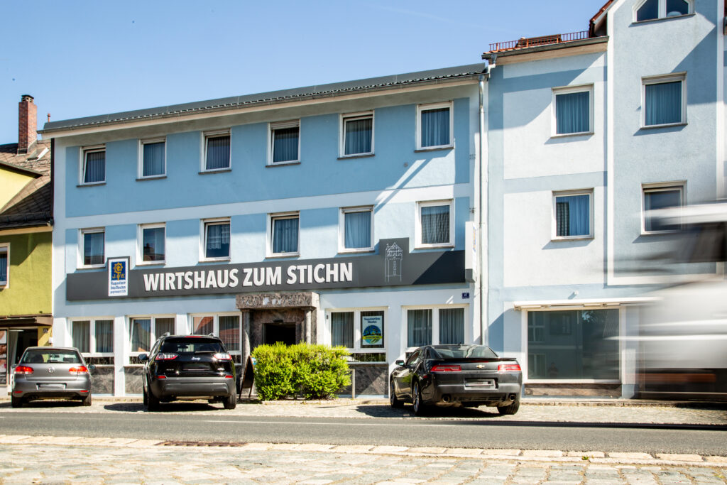 Hotelhöslstichn Außenansicht 12 05 2025 028 Zensiert